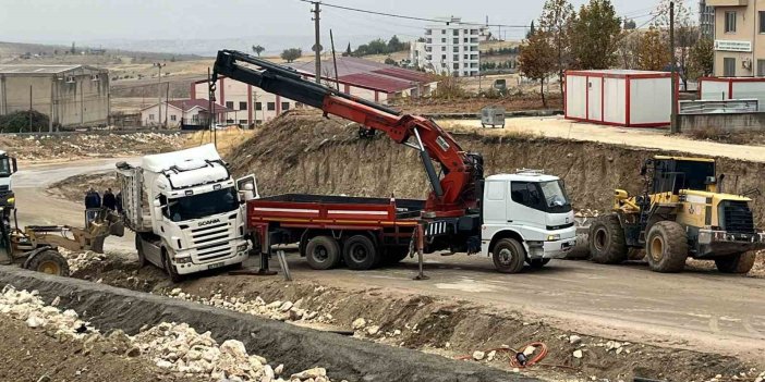 Yoldan çıkan tır trafiği kapattı