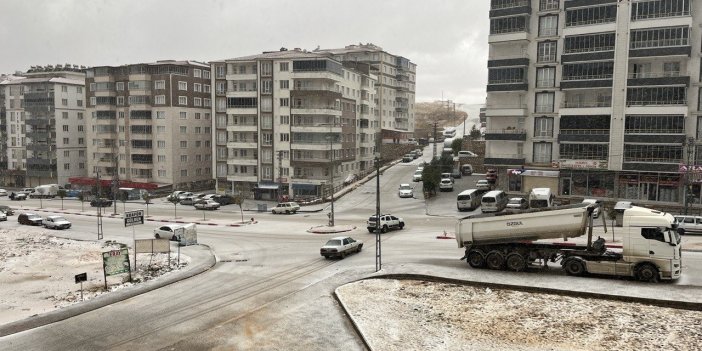 Besni’de dolu ve kar yağışı etkili oldu