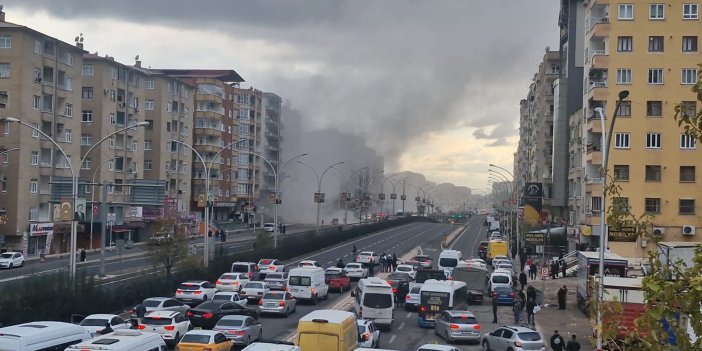 Ağır hasarlı bina yıkım sırasında çöktü, trafik önlem amaçlı durduruldu