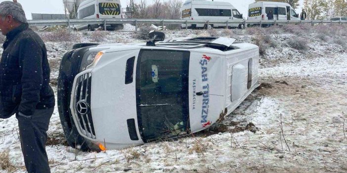 Muş’ta minibüs devrildi: Sürücü ile 15 öğretmen yaralandı