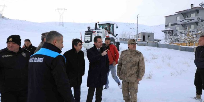 Bitlis Valisi Ahmet Karakaya’dan karla mücadele ekiplerine ziyaret