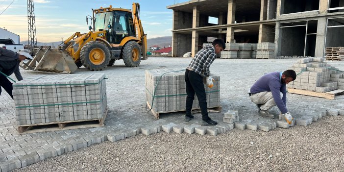 Yüksekova’da altyapı ve kaldırım çalışmaları son aşamaya geldi