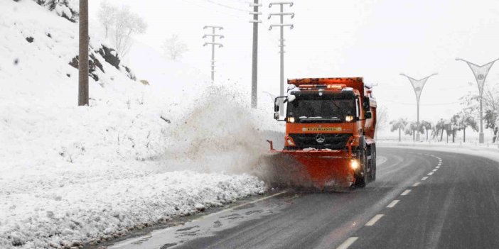 Bitlis’te kardan kapanan 78 köy yolu ulaşıma açıldı