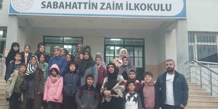 Adıyaman'da öğrenci ve veliler okul önünde öğretmenlerini geri istedi