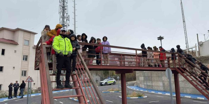 Hakkari’de öğrencilere trafik eğitimi verildi