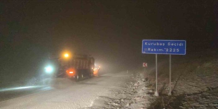 Karabet Geçidi trafiğe kapatıldı, Kurubaş'ta ulaşım güçlükle sağlanıyor