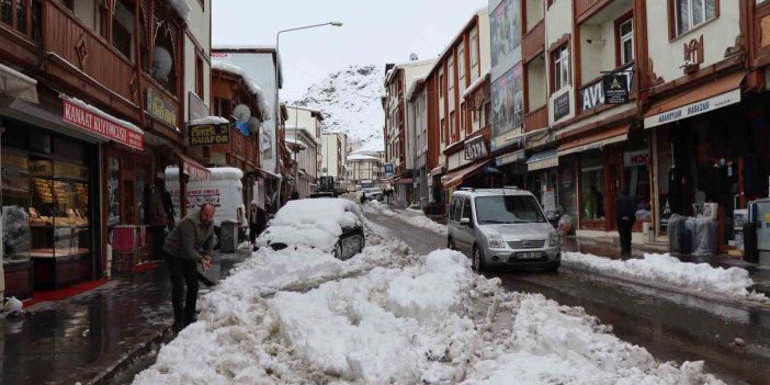 Kar yağarken bir yandan da temizleme çalışmaları sürüyor