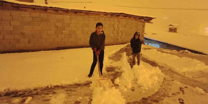 Hakkari'de toprak damlı evlerde kar küreme mesaisi başladı