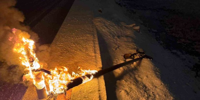 Van’da aydınlatma direğinde çıkan yangın korkuttu