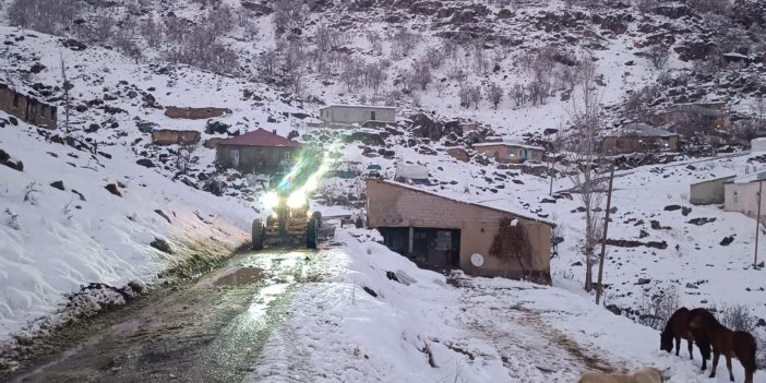 Şırnak'ta kardan kapanan yolları açma mesaisi başladı