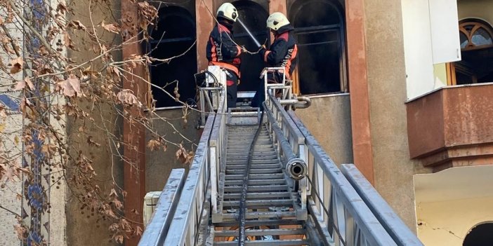 Malatya'da hasarlı binada çıkan yangın söndürüldü