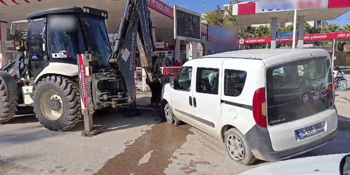 Adıyaman'da hafif ticari araç park halindeki kepçeye çarptı: 2 yaralı