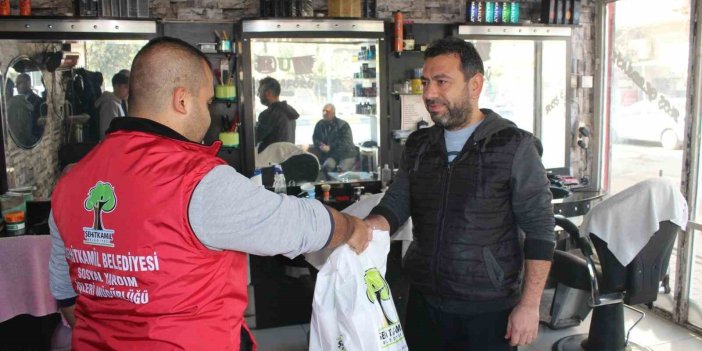 Antep'te tüm erkek kuaförlerine önlük ve havlu hediye edildi