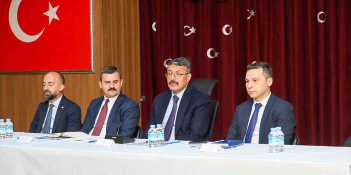 Hakkari Valisi Çelik Çukurca'daki muhtarlarla bir araya geldi