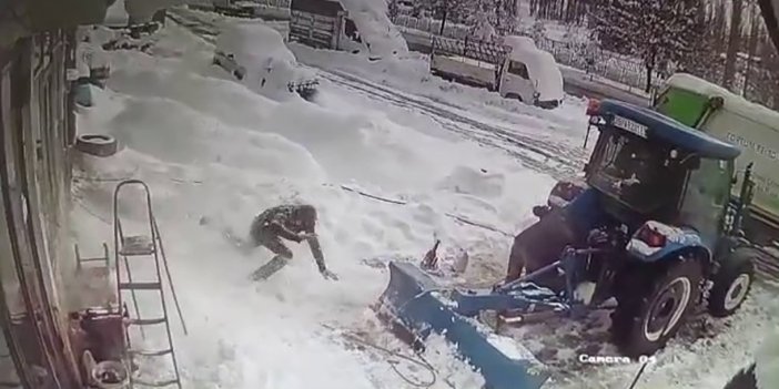Erzurum'da kar kütlesi adamın üzerine düştü