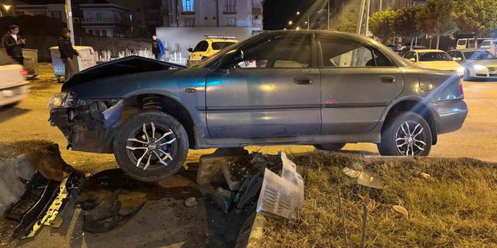 Adıyaman'da otomobil orta refüje çıktı: 1 yaralı