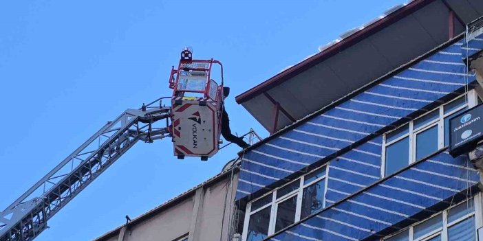 Elazığ’da itfaiye ekiplerinin çatılarda buz ve kar mesaisi başladı