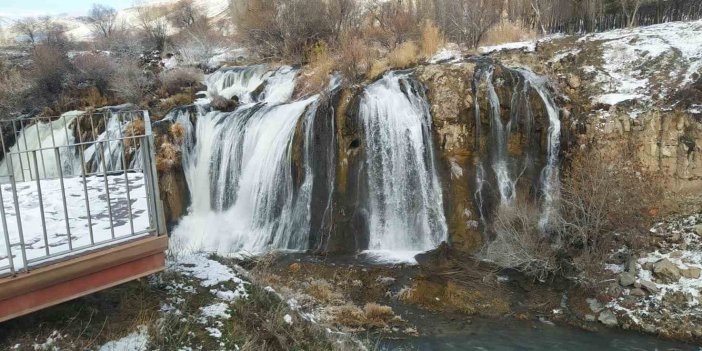 Muradiye Şelalesi beyazlara büründü