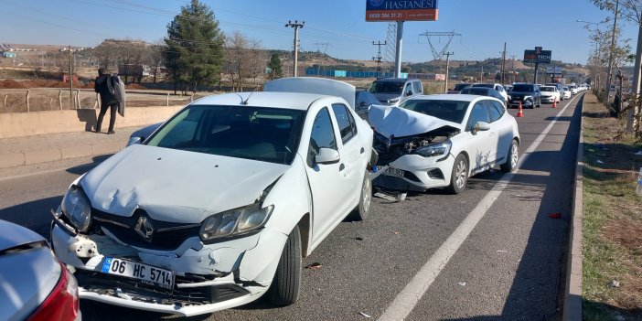 Diyarbakır’da 4 otomobil zincirleme kazaya karıştı: 2’si ağır, 8 yaralı