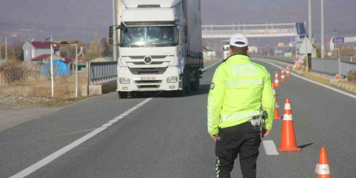 Erzincan’da trafik ekipleri zorunlu kış lastiği denetimi yaptı