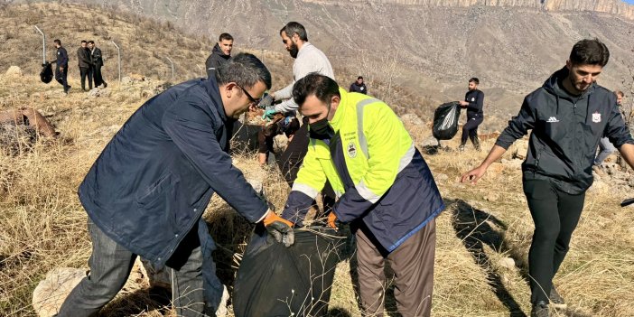 Derecik’te bir araya gelen gönüllüler doğaya atılan çöpleri temizledi