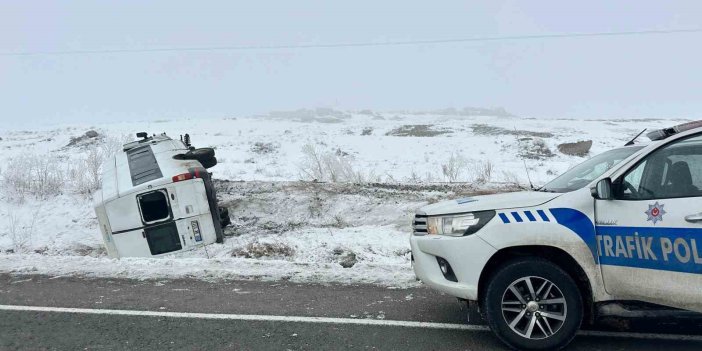 Erzurum'da minibüs devrildi