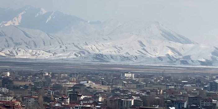 Yüksekova'nın çevresindeki dağlar karla kaplandı