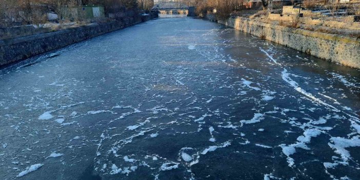 Kars eksi 12’yi gördü, her yer buz tuttu