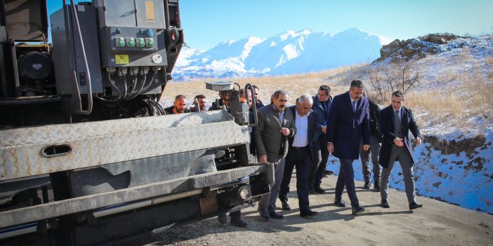 Vali Ali Çelik, Akbulut köyü yolundaki asfalt çalışmalarını inceledi