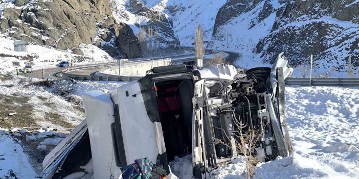 Oltu yol ayrımında trafik kazası: TIR şarampole yuvarlandı