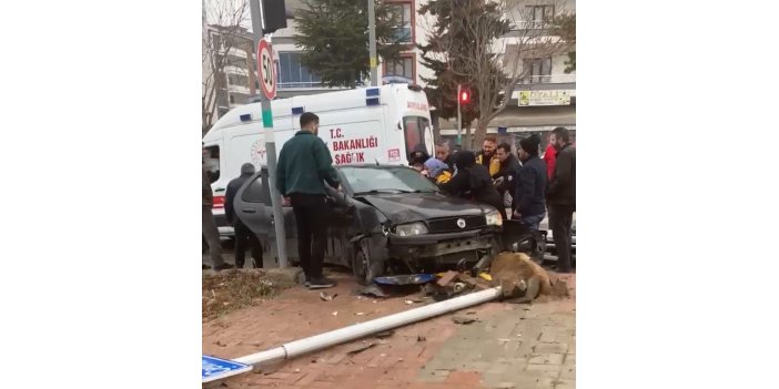 Elazığ'da otomobil direğe çarptı, sürücü araçta sıkıştı