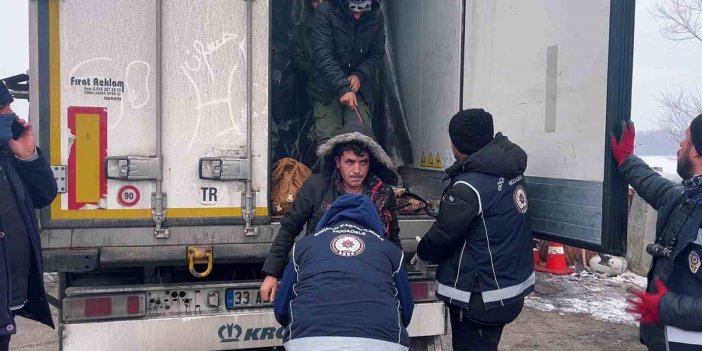 Erzurum'da saman balyalarının içinde 11, tırın mühürlü dorse kısmında 23 ve otomobilde 3 kaçak göçmen yakalandı