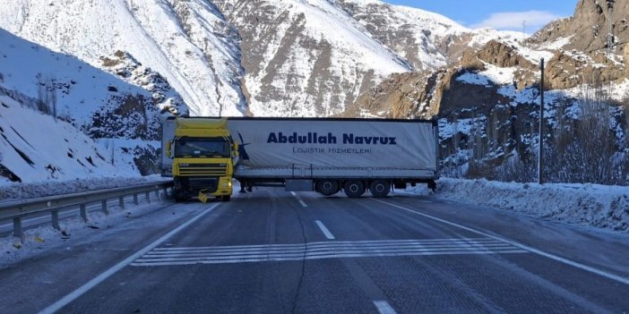 Oltu yol ayrımında Tır kazası