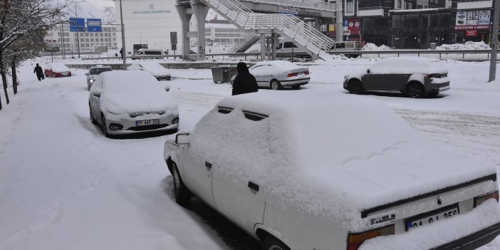 Bitlis'te kardan 77 köy yolu ulaşıma kapandı