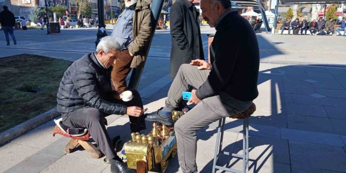 Elazığ'da 35 yıldır ayakkabı boyayarak evini geçindiriyor