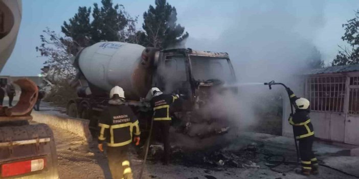 Seyir halindeki beton mikseri alev alev yandı