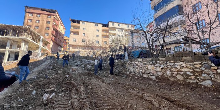 Şemdinli’de istinat duvarı ve parke taşı çalışmaları devam ediyor