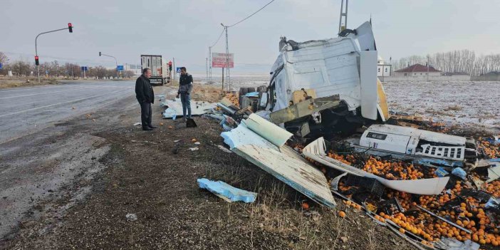 Portakal yüklü tır devrildi: 1 kişi yaralandı