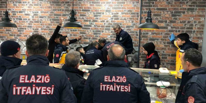 Elini kıyma makinesine kaptıran market çalışanını itfaiye ekibi kurtardı