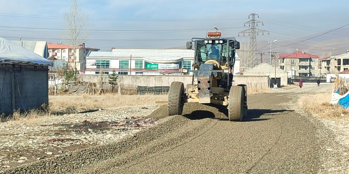 Yüksekova Belediyesi’nden Yeni Mahalle’de kumlama çalışması