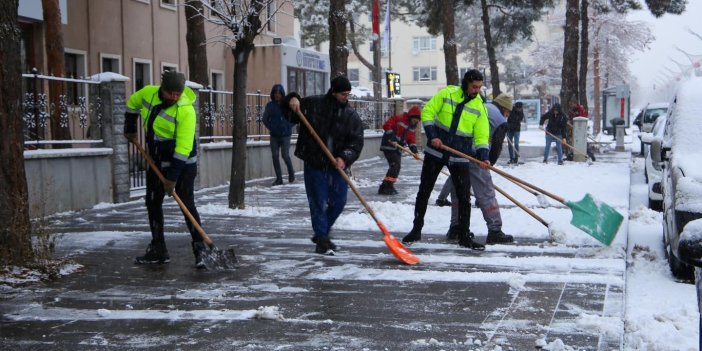 Erzincan şehir merkezinde karla mücadele sürüyor