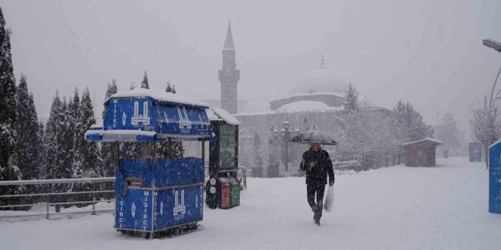 Erzurum'da kar yağışı:  Şehir beyaza büründü