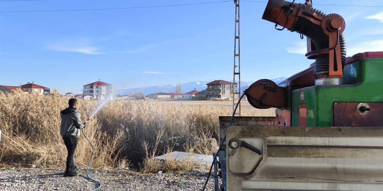 Yüksekova Belediyesi'nden etkin larva mücadelesi