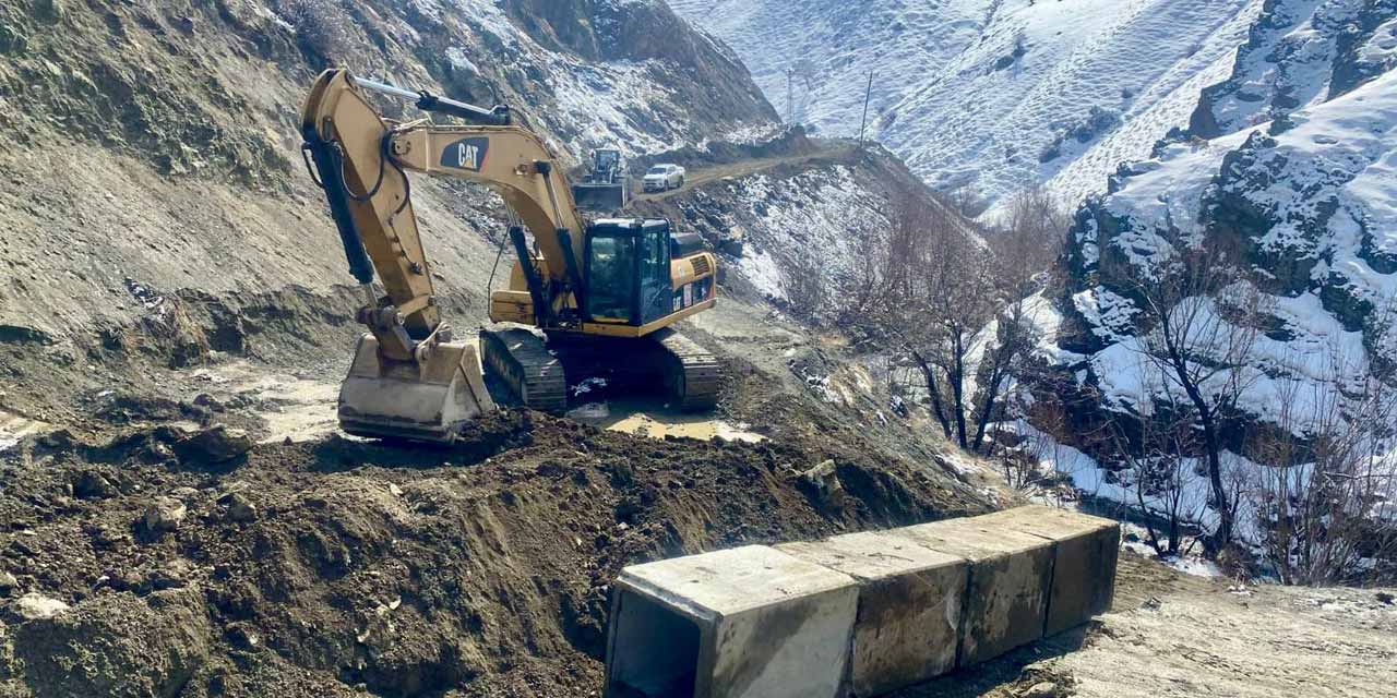 Hakkari ve ilçelerinde köy yolları kışa hazırlanıyor