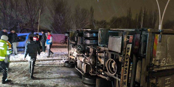 Ağrı’da kamyonet devrildi, sürücü ölümden döndü