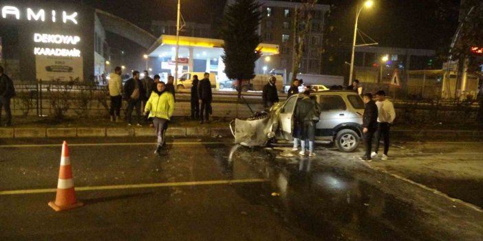 Lastiği patlayan hafif ticari araç karşı şeride geçti