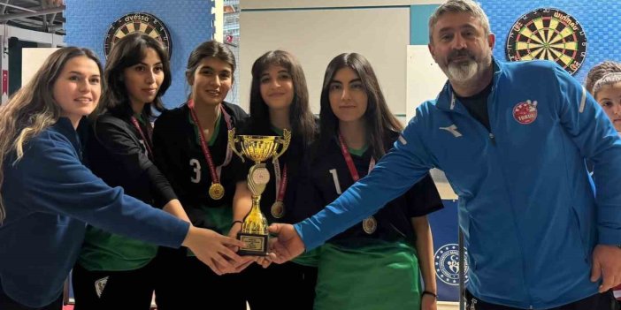 Tercan Anadolu Lisesi kız dart takımı Liseler Arası Dart Turnuvasında birinci oldu