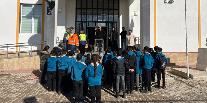 Yüksekova’da 63 öğrenciye mont ve ayakkabı desteği