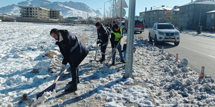 Van Büyükşehir Belediyesi, karla mücadeleye hız kesmeden devam ediyor