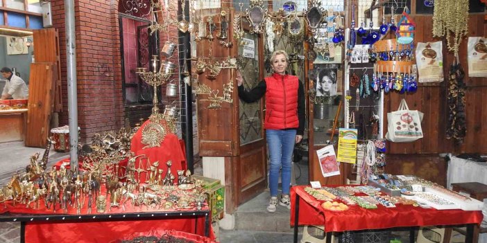 Antep'te antikacı kadın zorluklara rağmen babasının mirasını yaşatıyor